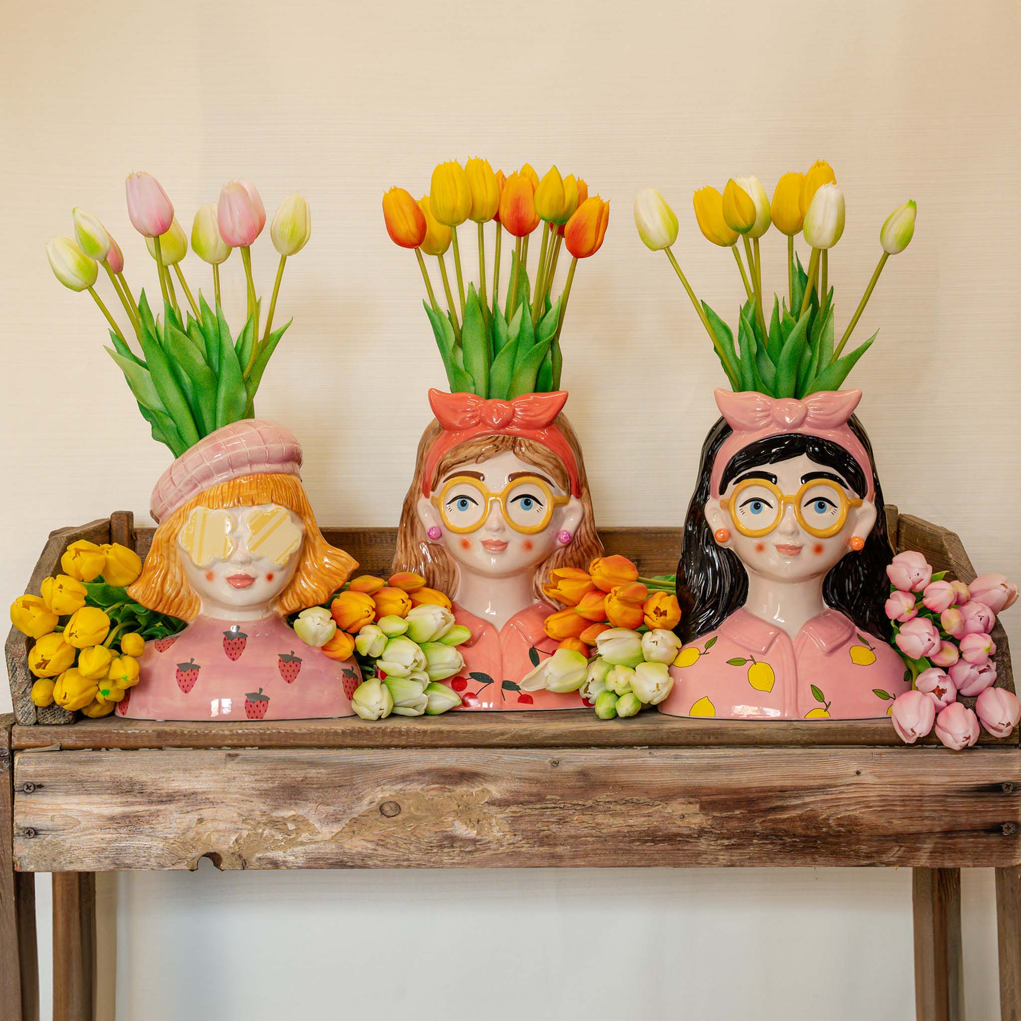 Levensechte kunst tulpen in unieke vaas.